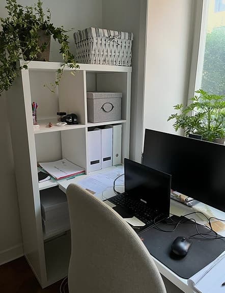 Skrivbord med integrerad hylla