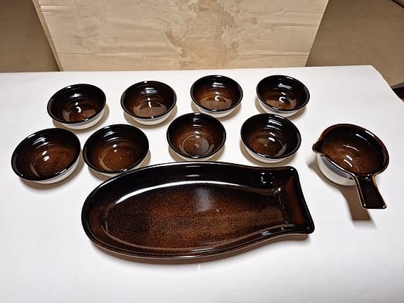 Ugnsform från Kermansavi "HEINÄ",  8 skålar,  sås skål.