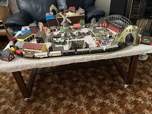 Modelltåg med landskap och hus på bord
