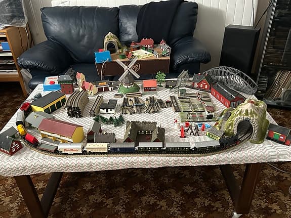 Modelltåg med landskap och hus på bord