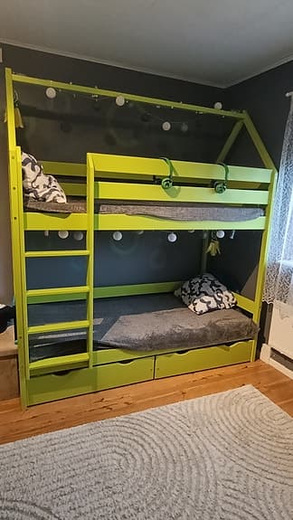 Våningssäng husmodell grön med förvaring