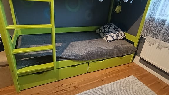 Våningssäng husmodell grön med förvaring