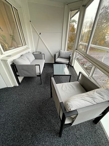 Loungegrupp med 2 fåtöljer, soffa och glasbord för uteplats/balkong