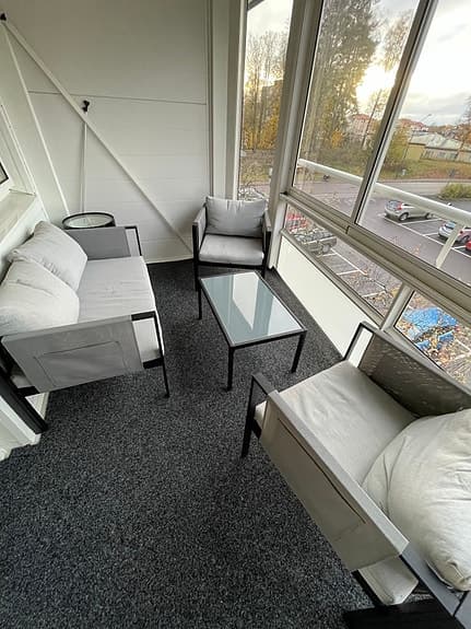 Loungegrupp med 2 fåtöljer, soffa och glasbord för uteplats/balkong
