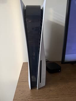 Sony Playstation 5 med handkontroll och headset