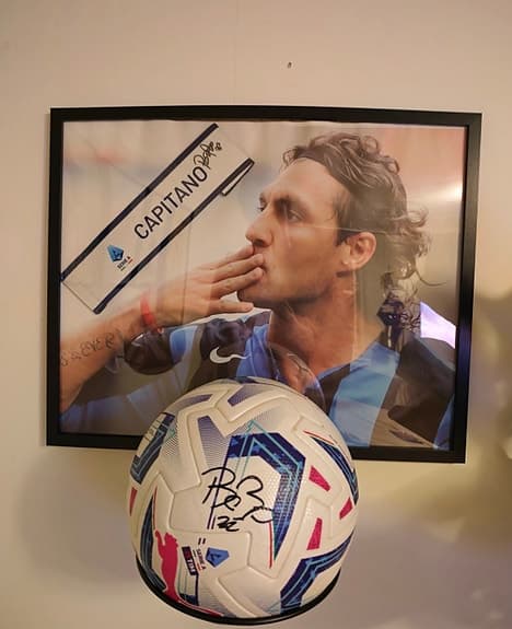 Signerad fotboll och kaptensbindel