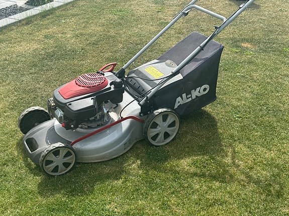 AL-KO bensindriven gräsklippare med uppsamlare