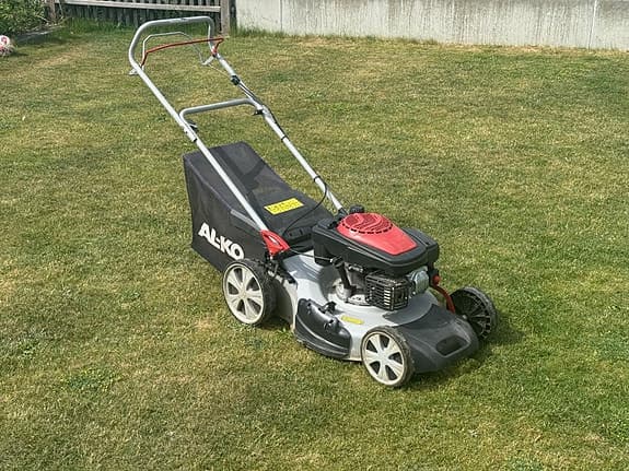 AL-KO bensindriven gräsklippare med uppsamlare