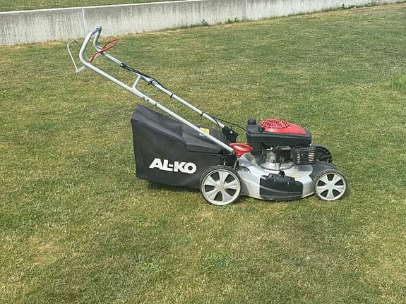 AL-KO bensindriven gräsklippare med uppsamlare