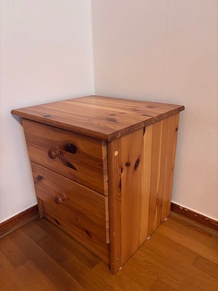 Nattbord/kommode i heltre furu selges