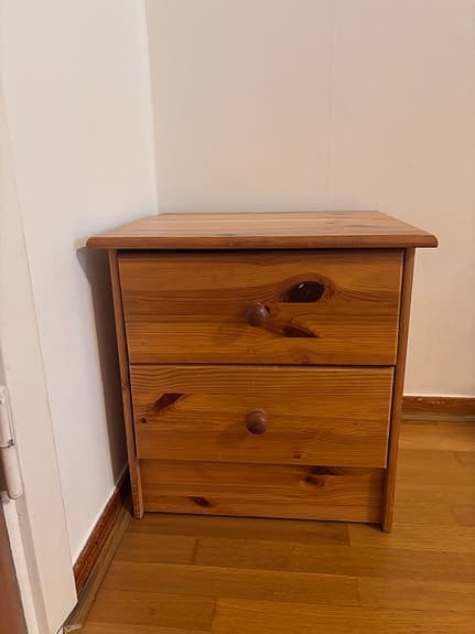 Nattbord/kommode i heltre furu selges