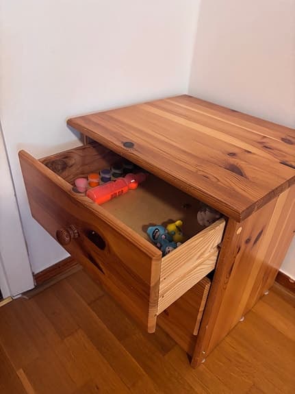 Nattbord/kommode i heltre furu selges