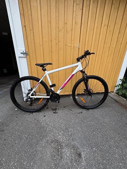 Serious Rockville mountainbike i bra bruksskick. Stabil och lättcyklad cykel!