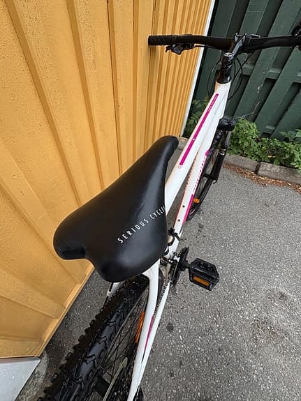 Serious Rockville mountainbike i bra bruksskick. Stabil och lättcyklad cykel!
