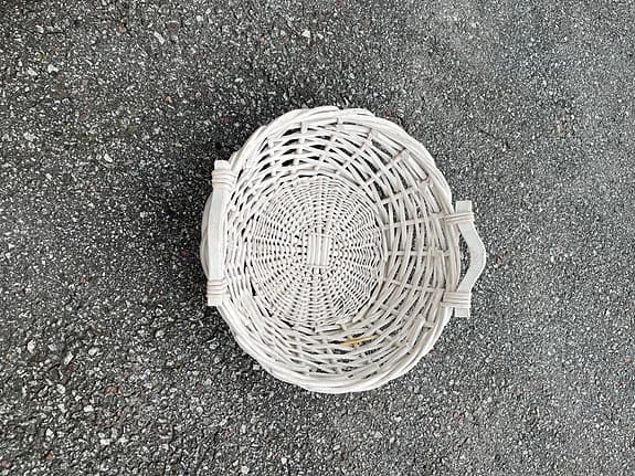Vit flätad korg med handtag