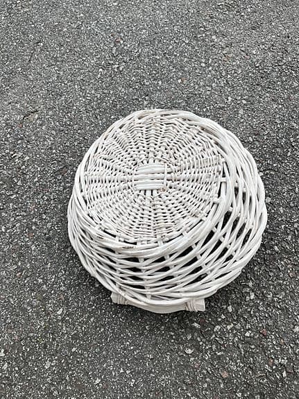 Vit flätad korg med handtag