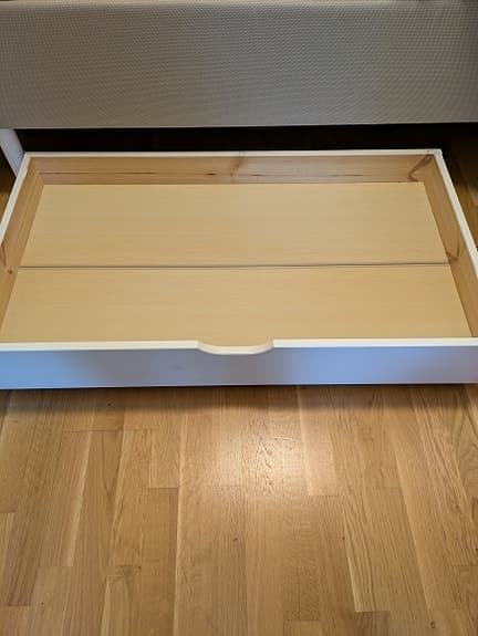 Låda under säng med träribbotten