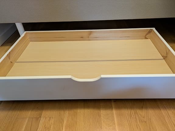 Låda under säng med träribbotten