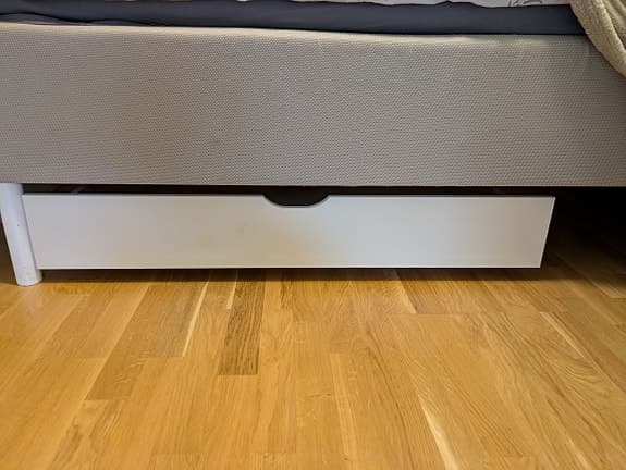 Låda under säng med träribbotten