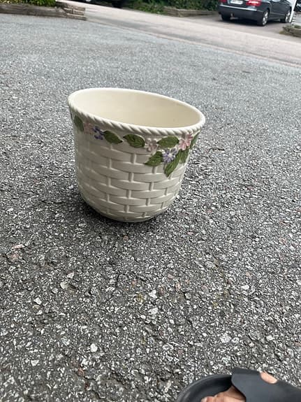 Vit kruka i keramik med korgmönster och blommor