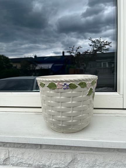 Vit kruka i keramik med korgmönster och blommor