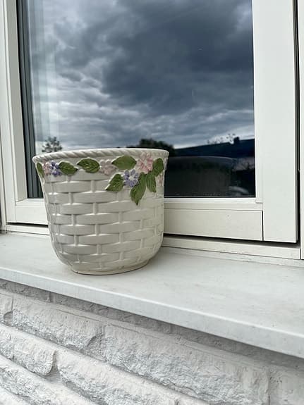 Vit kruka i keramik med korgmönster och blommor