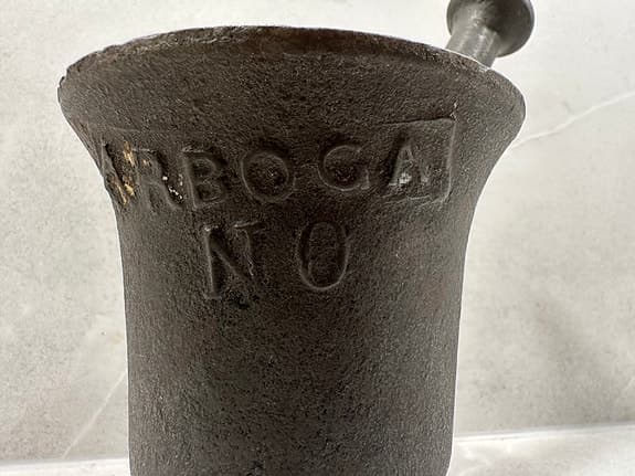 Mortel i gjutjärn märkt Arboga