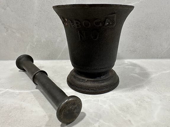 Mortel i gjutjärn märkt Arboga