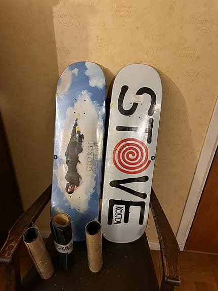 2 skateboard decks samt griptape och klistermärken.