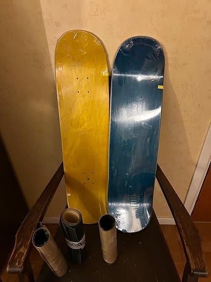 2 skateboard decks samt griptape och klistermärken.