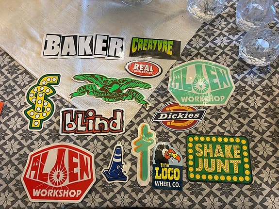 2 skateboard decks samt griptape och klistermärken.