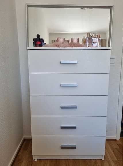 IKEA vit byrå med 5 lådor med spegel.