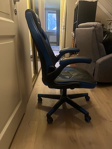 Höj och sänkbar Gamingstol med armstöd