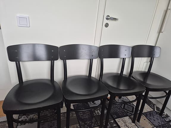 matgrupp ( bord med 4 stolar)
