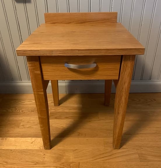 Gedigna sängbord i ek