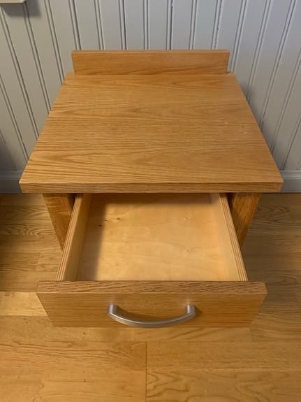 Gedigna sängbord i ek