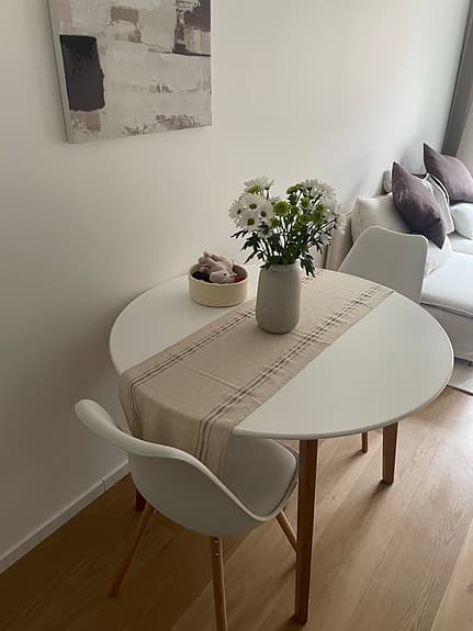Matbord och 2 stolar