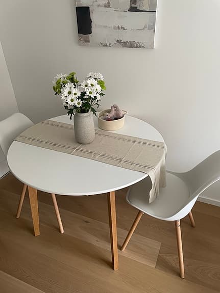 Matbord och 2 stolar