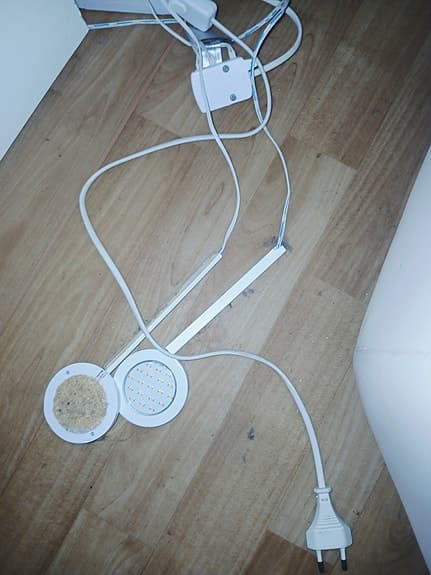 Vägg hylla med belysning vitt träslag.