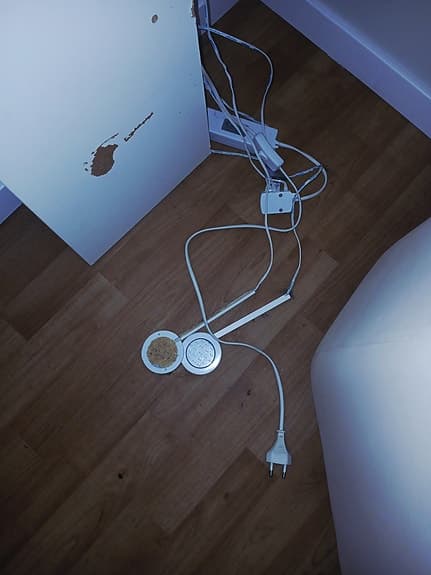 Vägg hylla med belysning vitt träslag.