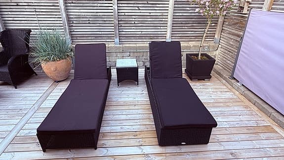 Solstolar inkl svarta dynor med bord i konstrotting svart (B70xL198xH30)
