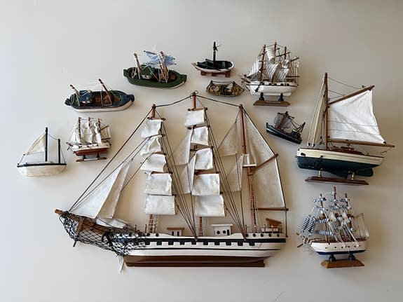 Samling modellbåtar segelfartyg i trä