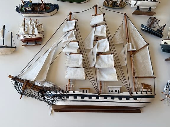Samling modellbåtar segelfartyg i trä