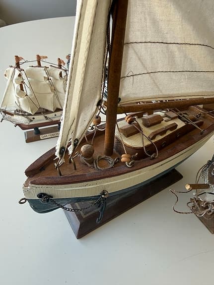 Samling modellbåtar segelfartyg i trä
