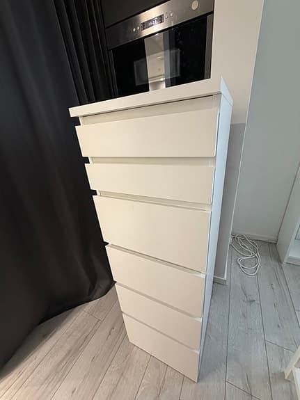 Vit byrå med spegel