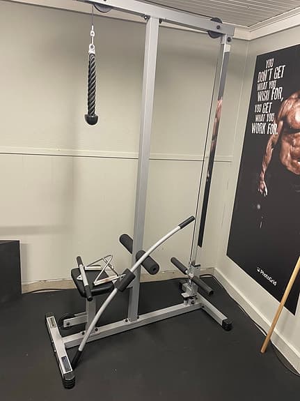 Body-Solid Powerline träningsmaskin för rygg och armar