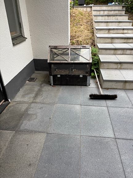 Litet växthus i glas och metall