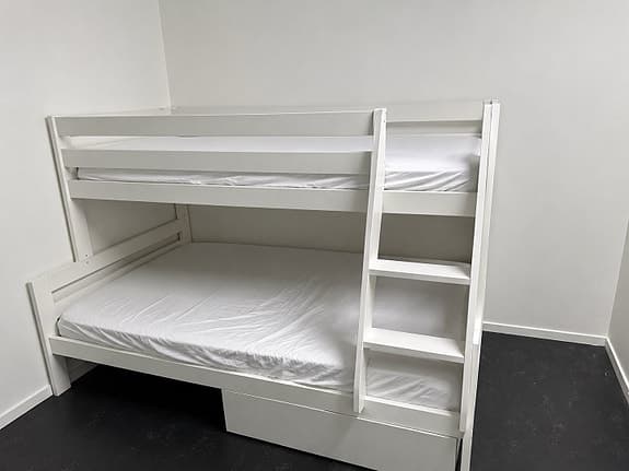 IKEA våningssäng med stege och förvaring vit