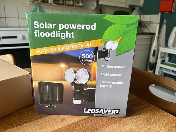 Ledsavers solcellsdriven strålkastare 500 lumen med sensor