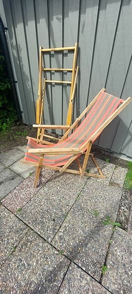 Klassisk solstol i trä orange/grå